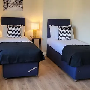 Dagenham/a13/excel/thurrock/contractors/3bedroom House Free Parking For 2 Cars. Holiday home Dagenham