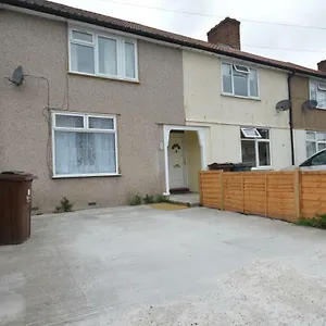 London Deluxe Four Bedroom House Apartment Dagenham